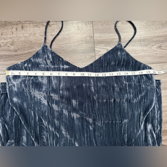 Elodie Blue crushed velvet dress. - Picture 5 of 8